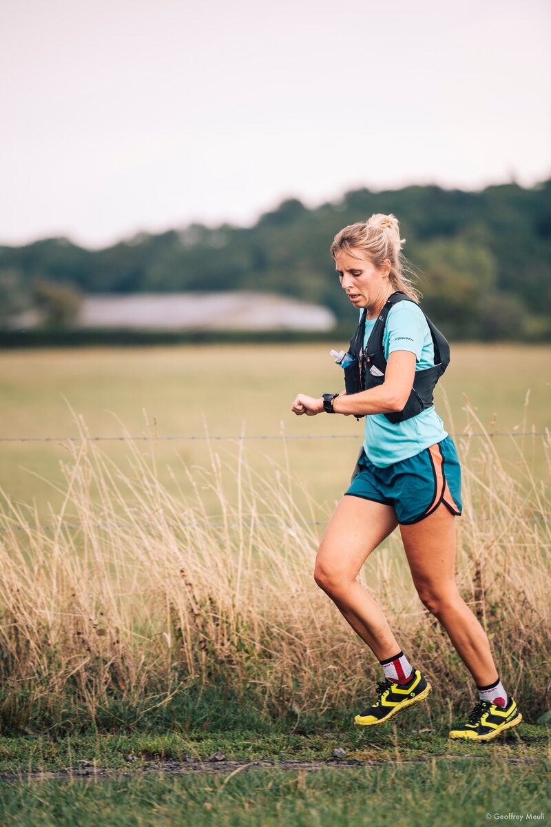 Coureuse en pleine course dans les champs