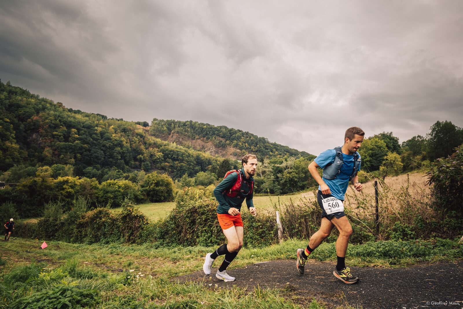 Coureur passant devant le panneau La Gombe